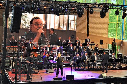 Gleich dopptelt, auf der Leinwand und auf der Bühne, ist Klaus Lage beim Konzert mit der Big Band der Bundeswehr in Geislingen zu erleben.  Foto: Breisinger Foto: Schwarzwälder Bote