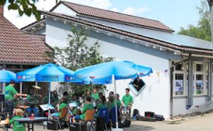 Die Trachtenkapelle Nagold-Emmingen spielt für die Gäste beim Solarfest auf dem Gelände der Wiestalschule. Foto: Stadler Foto: Schwarzwälder Bote