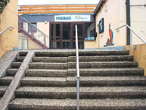 Etwas schmaler als die bisherige Treppe (unser Bild) wird der neue Zugang zum Höfener Freibad. Foto: Ziegelbauer Foto: Schwarzwälder-Bote