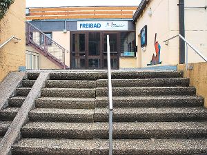 Etwas schmaler als die bisherige Treppe (unser Bild) wird der neue Zugang zum Höfener Freibad. Foto: Ziegelbauer Foto: Schwarzwälder-Bote