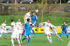 Der VfL Nagold – hier Kapitän Matthias Rebmann beim Kopfball – ließ dem VfB Bösingen so gut wie keine Chance.  Foto: Kraushaar