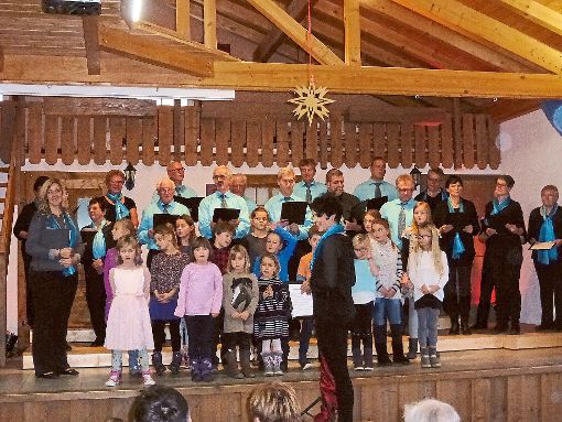 Den Abschluss des Adventskonzerts bilden der Kinderchor und der große Chor gemeinsam.   Foto: Suttheimer Foto: Schwarzwälder-Bote
