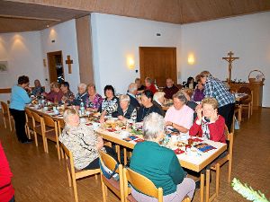 Mehr als 50 Höfener Senioren erlebten im evangelischen Gemeindehaus einen adventlichen Nachmittag. Foto: Ziegelbauer Foto: Schwarzwälder-Bote