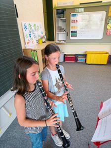 Die Schülerinnen Kim und Annika üben für ihren Auftritt beim Schonacher Musikschulabend. Foto: Schule Foto: Schwarzwälder Bote