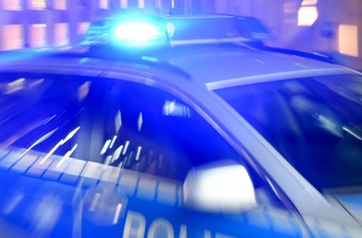Bei einem Unfall während eines mutmaßlichen Straßenrennens sind in Karlsruhe sechs Menschen verletzt worden, zwei von ihnen schwer. (Symbolfoto) Foto: dpa