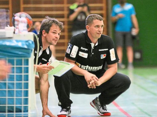 Noch einige Dinge testen wollen HBW-Trainer Jens Bürkle (rechts) und sein Co Matti Flohr im Spiel gegen den BSV Bern. Foto: Kara