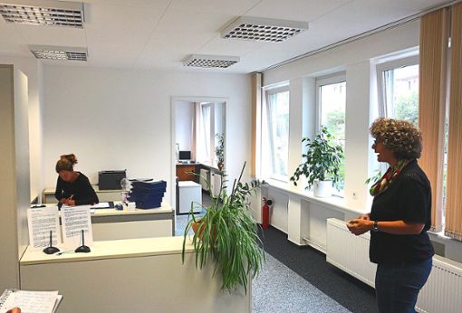 Karin Hausmann rechts präsentiert die neuen Räumlichkeiten der VHS Hochschwarzwald in Titisee-Neustadt.  Foto: Bächle Foto: Schwarzwälder Bote