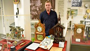 Klaus Kaiser zeigt einige der besonderen Schätze des Deutschen  Phonomuseums in St. Georgen Foto: Stephan Hübner