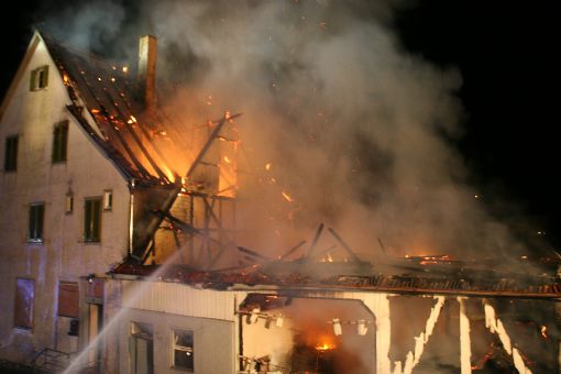 Die Flammen griffen auf das angrenzende Wohnhaus über. Foto: Kreisfeuerwehrverband Calw Markus Fritsch