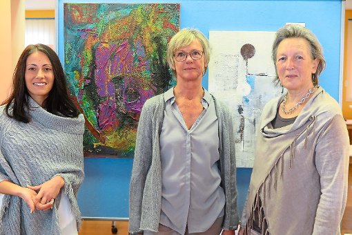 Alexandra Dimkovski, Annette Graubner und Birgit Heinzelmann (von links) zeigen ihre Werke in der Bürkle-Kantine.   Foto: Adrian