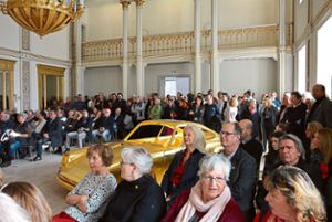 Hunderte von Besuchern interessieren sich für die Vernissage der Jahresausstellung Vollgas – Full Speed im Museum Art Plus.  Fotos: Simon Foto: Schwarzwälder Bote