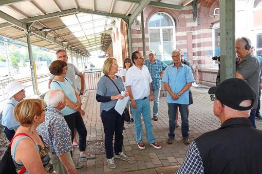 Rund 60 Interessierte hatten sich bei der Führung im Bahnhof Wildbad um Marina Lahmann (mit Notizen in der Hand) und Investor Thomas Sperr (rechts daneben) geschart. Foto: Schwarzwälder Bote