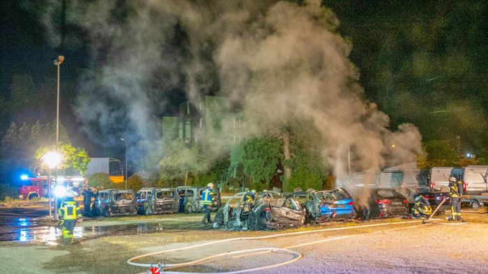 Luxuswagen gehen in Flammen auf — Millionenschaden bei Autohaus