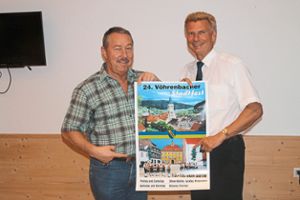 Zum Stadtfest lädt Vöhrenbach vom 13. bis 15 Juli ein. Georg Winker (links) und Bürgermeister Robert Strumberger stellen das Plakat vor.  Foto: Hajek Foto: Schwarzwälder Bote