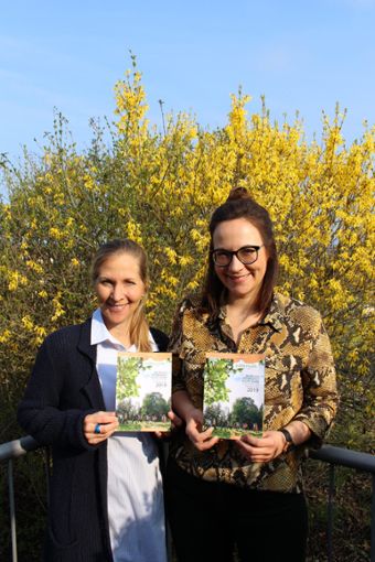 WFG-Chefin Silke Schwenk  (links) und Larissa Söll stellen die  Broschüre mit  geführten Touren vor. Foto: Privat Foto: Schwarzwälder Bote