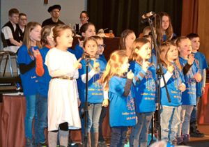 Die Kinder unterstützen das Schauspiel immer wieder mit passenden Liedern.  Fotos: ah Foto: Schwarzwälder Bote
