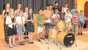 Mit Musiklehrerin Justyna Duda zeigten die Oboenschülerinnen der Blumberger Musikschule ihre   Fortschritte. Foto: Steger Foto: Schwarzwälder-Bote