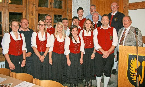 Zahlreiche Ehrungen konnte der Vorsitzende des Blasmusikkreisverbandes Freudenstadt Hans Dreher (rechts) beim Dettinger Musikverein vornehmen.  Foto: Henger Foto: Schwarzwälder-Bote
