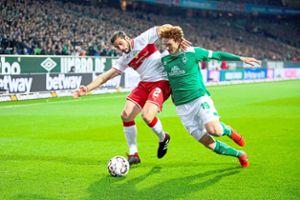 VfB-Abwehrmann Emiliano Insua (links) stoppt Werder-Jungstürmer Josh Sargent.  Foto: Eibner