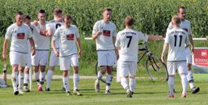 Die Spieler des VfB Bösingen sind erleichtert. Foto: Jürgen Schleeh