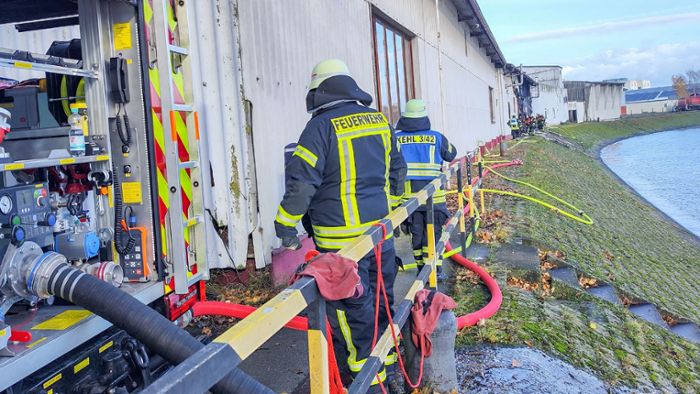 Feuerwehr bekämpft Brand einer Werkstatthalle