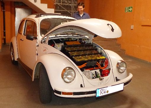 Unter der Haube des umgebauten VW Käfers versteckt sich ein Elektroantrieb. Foto: Rümenapp Foto: Schwarzwälder-Bote
