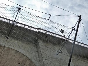 Das Fangnetz an der Hochbrücke soll vom Sprung in den Tod abhalten. Foto: Hauser