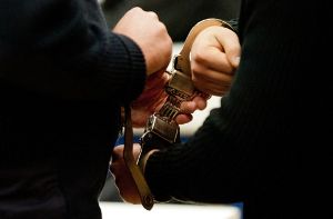 Beim Prozess gegen Gang-Mitglieder tragen auch Opfer Handschellen Foto: dpa
