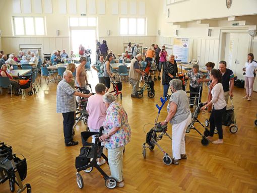Das Team des Alten- und Pflegeheims St. Cyriak begeistert mit einem Rollator-Tanz zum Mitmachen.  Foto: Landratsamt Foto: Schwarzwälder Bote