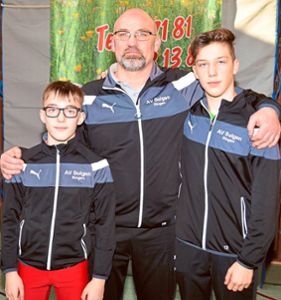 AVS-Jugendtrainer Thomas Moosmann (Mitte) begleitete und betreute seine Söhne Luca (links) und Samuel beim DRB-Sichtungsturnier in Bindlach. Foto: Herzog Foto: Schwarzwälder Bote
