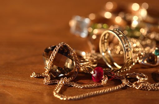 Auf Geld und Gold hatte es ein 17-Jähriger in Schwenningen abgesehen, doch er scheiterte an einem couragierten Juwelier. (Symbolfoto) Foto: Cosma/Shutterstock