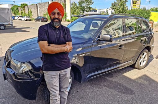 Mohar Raghbir Singh  fährt seit Oktober 2019 Taxi bei Bösinger, den Turban trägt er als gläubiger Sikh  immer. Foto: Hella Schimkat
