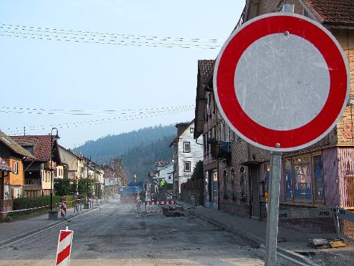 Kein  Durchkommen in Höfen: Die Bundesstraße 294 wird zurzeit saniert.  Foto: Kugel