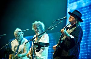Neil Young spielte am Montagabend vor 10.000 Zuschauern in der Schleyerhalle in Stuttgart. Klicken Sie sich durch unsere Bildergalerie. Foto: Max Kovalenko