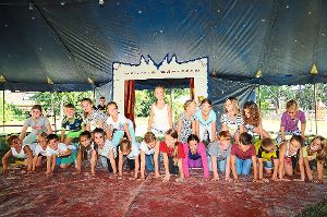 Die Akrobaten im Circus Amando der Grundschule in Schenkenzell. Für die Pyramide wird jeder gebraucht.   Fotos: Ziechaus Foto: Schwarzwälder-Bote