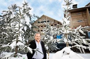 Investor Samih Sawiris vor seinem neuen Luxus-Hotel in Andermatt. Foto: Neue Luzerner Zeitung