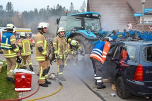Ein Verkehrsunfall, bei dem ein  Auto und ein Traktor laut Übungsannahme zusammengestoßen sind, ist das Szenario der Jahreshauptprobe  der Feuerwehr Herzogenweiler.    Foto: Zimmermann Foto: Schwarzwälder Bote