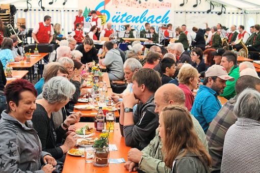 Dicht gedrängt sitzen die Besucher beim Scherensägenfest der Gütenbacher Musikkapelle. Fotos: Hajek Foto: Schwarzwälder Bote