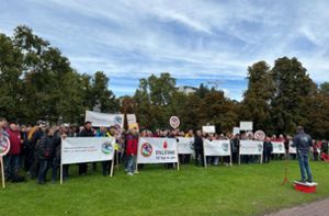 Etwa 250 Mitglieder und Unterstützer der Bürgerinitiative Waldhof haben im September 2022 in Stuttgart nahe des Landtags demonstriert. Foto: Ernst Schatz