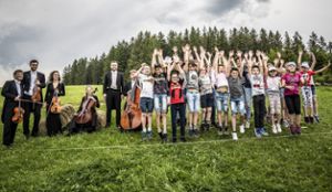 Musiker und Schüler stehen gemeinsam auf der Weide.  Fotos: Schilling Foto: Schwarzwälder Bote