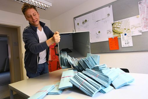 Marc Werz leert in Balingen eine Urne mit Briefwahlstimmen. Die Wahlbeteiligung im Zollernalbkreis lag bei der Europwahl deutllich über der von 2014. Foto: Maier