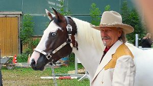 Klaus-Peter Bohnet mit seinem Stolz: Noticed Fashion Girl, eine Stute der Rasse American Paint Horse.  Foto: Bohnet