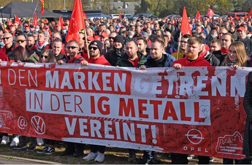 Beim Aktionstag der IG Metall Ende Oktober erhalten die Opelaner in Eisenach  Unterstützung von Volkswagen-Mitarbeitern aus Zwickau. Foto: dpa/Martin Schutt