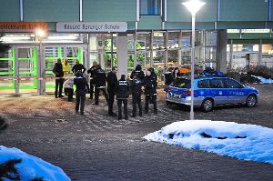 Polizisten vor dem Schulgebäude.  Foto: Müller