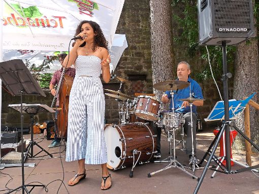 Die Band Jazzi.Ca und Sängerin Meric Sener begeisterten das Publikum in der Burg Zavelstein. Foto: Selter-Gehring Foto: Schwarzwälder-Bote