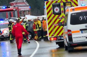 Schwerer Unfall bei Löffingen: Frontalzusammenstoß auf B 31 fordert zwei Todesopfer