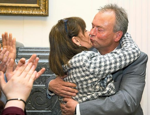 Wahlsieger Klaus Konzelmann umarmt und küsst seine Frau Ute als das Ergebnis der Wahl zum Oberbürgermeister Albstadts bekanntgegeben wird. Der Stadtrat gewann den zweiten Wahlgang vor dem bisherigen Amtsinhaber Gneveckow. Foto: Latz