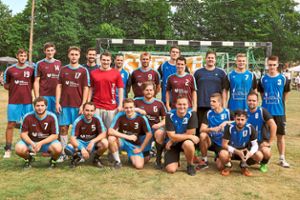 Bei den Männern sichert sich der TSV Schönaich gegen die TG Schömberg  den Turniersieg. Foto: Schwarzwälder Bote