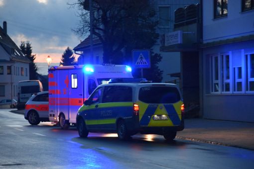 Mehrere Polizeifahrzeuge und Rettungswagen standen am Abend des Ostersonntags im Winterlinger Ortskern. Foto: Nölke