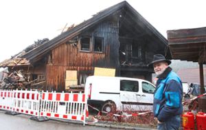 Wilfried Schuster steht vor den Trümmern seines Lebenswerks. Er hatte in den 1980er-Jahren das Lehmhaus in Rangendingen gebaut, das in der Silvesternacht abgebrannt ist. Foto: Beiter